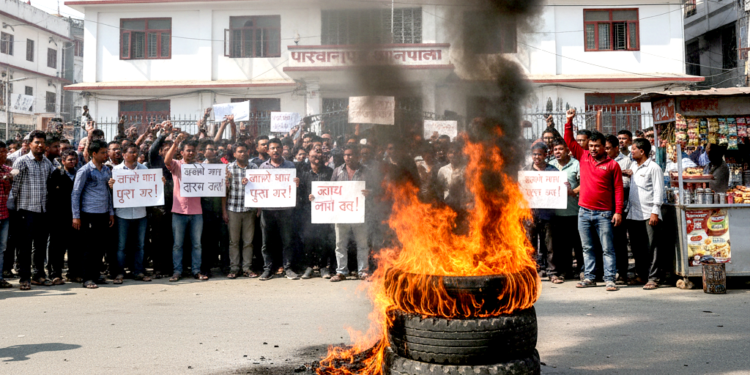 अनुमति बिना प्रहरीले घरमा खानतलासी गरेको भन्दै स्थानीय आक्रोशित, गाउँपालिकामा तालाबन्दी