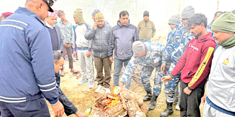 बढ्दो चिसोबाट राहत दिन रौतहटमा सार्वजनिक स्थानमा दाउरा वितरण