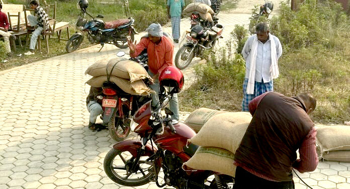 जगरनाथपुरका किसानहरुलाई ५० प्रतिशत अनुदानमा उन्नत गहुँ बीउ वितरण