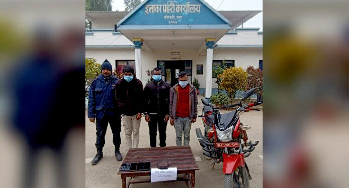 कोल्हवीबाट अफिम जस्तो देखिने लागू औषधसहित तीनजना पक्राउ