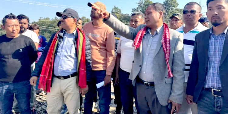 दुधौरा पुल निर्माणमा ढिलाईपछि मन्त्रीको निरीक्षण, पुसभित्र निर्माण सक्ने ठेकेदारको प्रतिबद्धता