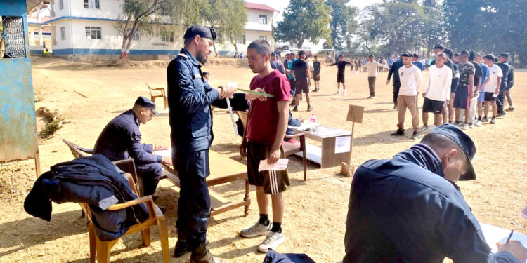 निर्वाचन प्रहरी-शारीरिक परिक्षणमा सहभागी युवा