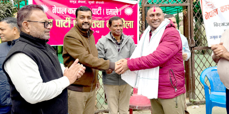 वडाध्यक्ष र पूर्व वडाध्यक्षसहित सयौँ नेता एमालेमा प्रवेश, पूर्व मन्त्री यादवले गरे स्वागत