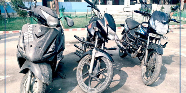 चोरीका दुई मोटरसाइकल र स्कुटरसहित तीनजना पक्राउ