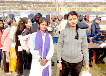 निर्वाचन प्रहरीप्रतिको उत्साह: रोजगारी र राष्ट्रसेवाको खोजीमा नारायणी रङ्गशालामा आमाहरुको भीड !