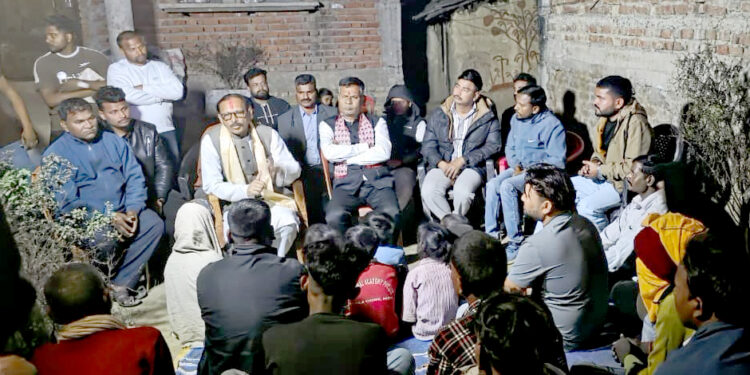 डोकैला बहुअरीमा अशोक टेमानीको रात्री भेटघाट, जेनजी युवाको उत्साहपूर्ण साथ