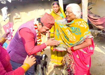पर्सागढीमा मनोज चौधरीको घरदैलोः ज्येष्ठ नागरिकसँग भेटघाट