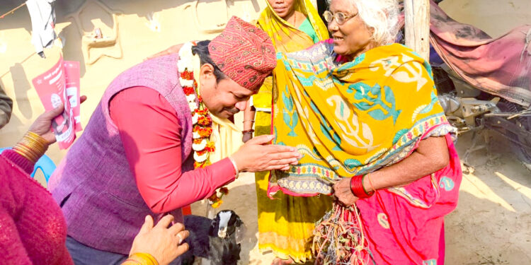 पर्सागढीमा मनोज चौधरीको घरदैलोः ज्येष्ठ नागरिकसँग भेटघाट