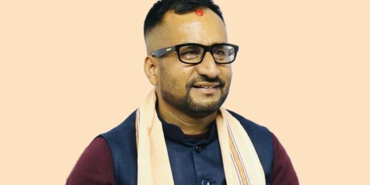 भाषण गर्ने नेताभन्दा ‘साथी’ बन्ने आकांक्षा : पर्सा क्षेत्र नं. ३ मा रूपेश पाण्डेको फरक राजनीति यात्रा