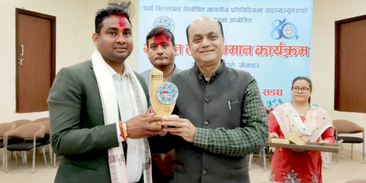 वीरगंज उद्योग वाणिज्य संघद्वारा पर्साका चारै सांसद सम्मानित, निजी क्षेत्रसँग सहकार्य सुदृढ गर्ने प्रतिबद्धता