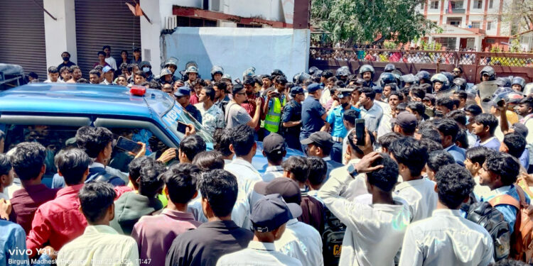 हरिखेतान क्याम्पस विवाद : वीरगंज तनावग्रस्त, आन्दोलित विद्यार्थी र प्रहरीबीच घम्साघम्सी