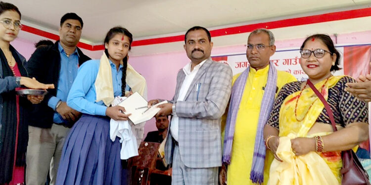 एसईई तयारीमा जुटेका विद्यार्थीलाई जगरनाथपुर गाउँपालिकाद्वारा शैक्षिक सामाग्री सहयोग
