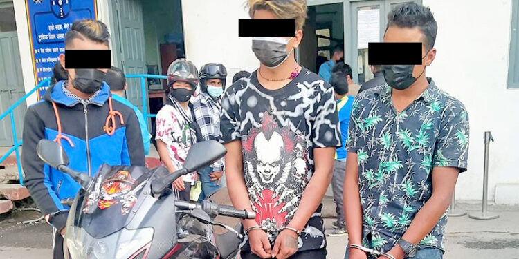मोटरसाइकल चोरीको आरोपमा तीनजना पक्राउ