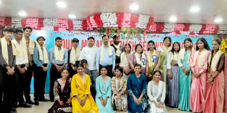 उत्साह र भावनाबीच माउन्ट मकालुका विद्यार्थीलाई विदाई