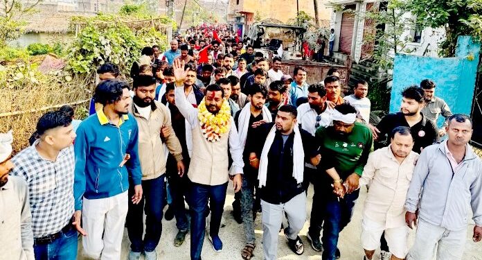 नगवामा प्रदीप यादवको घरदैलो, ‘मौसमी नेता होइन’ भन्दै एमालेका पक्षमा मत माग