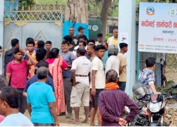 गादीमाई साझेदारी वनमा विवाद, अध्यक्षको राजीनामा माग्दै वन कार्यालय घेराउ