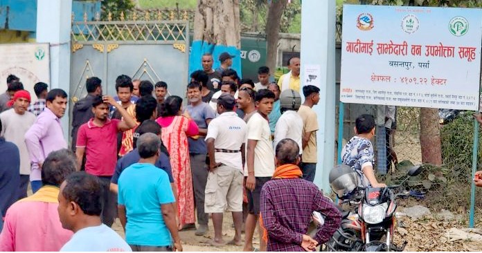 गादीमाई साझेदारी वनमा विवाद, अध्यक्षको राजीनामा माग्दै वन कार्यालय घेराउ