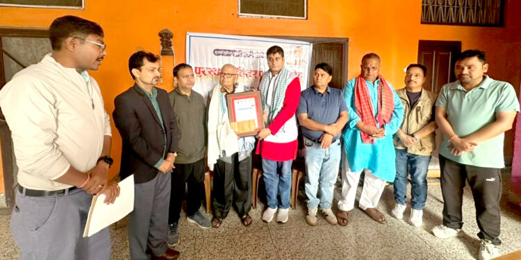 स्व. सुरदर्शनराज पाण्डे स्मृत्ति पत्रकारिता पुरस्कार ईश्वरचन्द्र गौतमलाई प्रदान