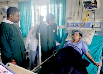 घरेलु हिंसापीडित महिलासँग सांसदको भेट, उपचार खर्च बेहोर्ने प्रतिबद्धता