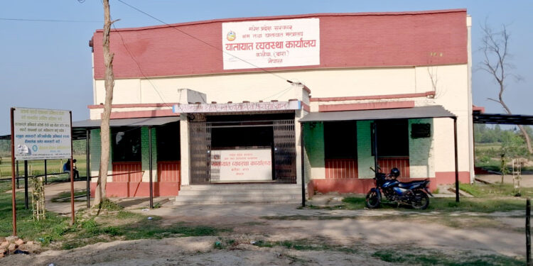 कलैया यातायात कार्यालयमा अराजकता : सेवाग्राही थुन्नेदेखि ‘लाइसेन्स किनबेच’ को आरोप