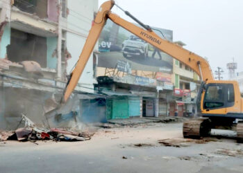 सडक विस्तारले विद्युत अवरुद्ध, जनजीवन प्रभावित