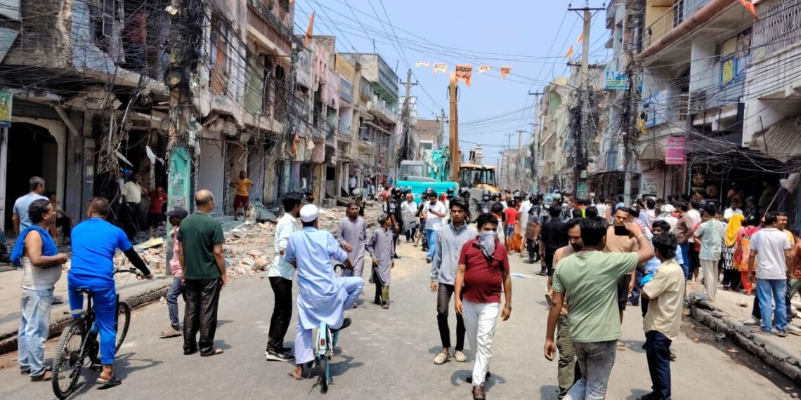 वीरगंजको मुख्य सडक विस्तारको असरः सटर अभावले बजार अस्तव्यस्त, घरधनीको मनपरी भाडा !