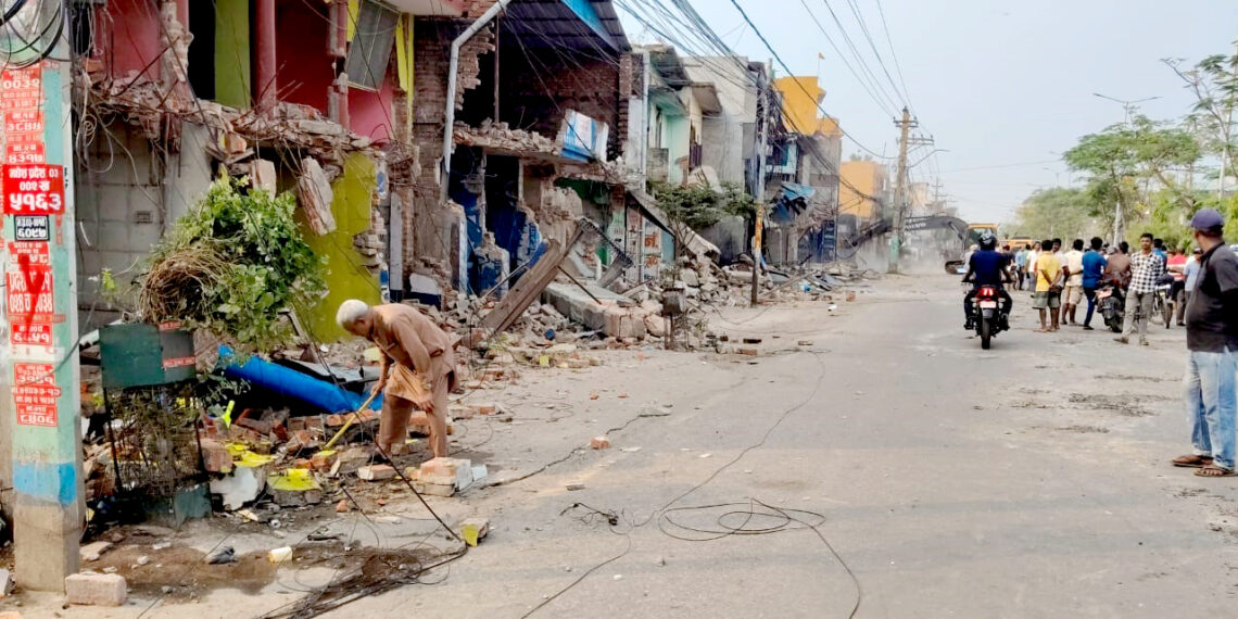 वीरगंज मेनरोड विस्तारः सयौँ संरचना भत्काइए, विकासको गति तर विस्थापितहरूको पीडा गहिरिँदै !