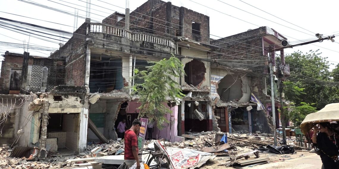 १३ वर्षपछि वीरगंजको मुख्य सडक विस्तार सुरु, अतिक्रमण हटाउन एकाविहानैदेखि अभियान तीव्र