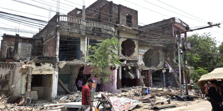 १३ वर्षपछि वीरगंजको मुख्य सडक विस्तार सुरु, अतिक्रमण हटाउन एकाविहानैदेखि अभियान तीव्र