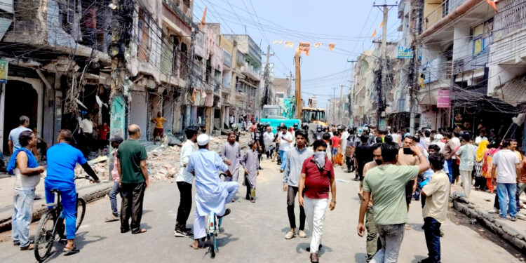 डिपिआरविनै १,२०० संरचना ध्वस्तः वीरगंज मेनरोड विस्तारको हतारमाथि प्रश्न ! विकास कि विनाश ?