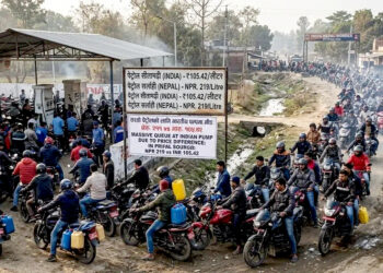 नेपालमा पेट्रोल महँगो, भारततर्फ नेपालीको भीडः इन्धन मूल्य अन्तरले बढायो सीमा बजारमा चाप