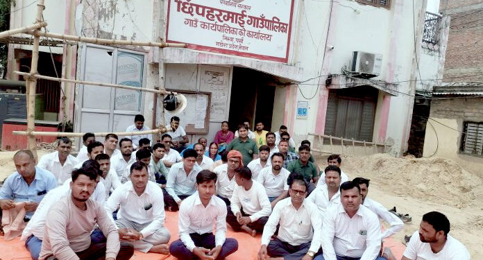 ७ महिनादेखि तलबविहीन कर्मचारी आन्दोलनमा, छिपहरमाई गाउँपालिका कार्यालयमा तालाबन्दी