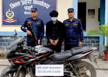 मोटरसाइकल चोरी गर्दै गर्दा युवक पक्राउ