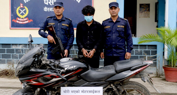 मोटरसाइकल चोरी गर्दै गर्दा युवक पक्राउ