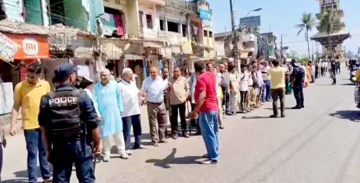 मेनरोड विस्तारविरुद्ध वीरगंजमा मानव साङ्लो, ‘विकासको नाममा विनाश स्वीकार्य छैन’