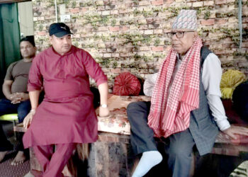 रिहाइपछि नेता मनोज चौधरीलाई भेट्न वीरगंज पुगे माधव नेपाल, पक्राउ प्रकरणबारे लिए जानकारी
