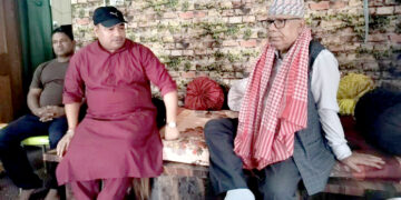 रिहाइपछि नेता मनोज चौधरीलाई भेट्न वीरगंज पुगे माधव नेपाल, पक्राउ प्रकरणबारे लिए जानकारी
