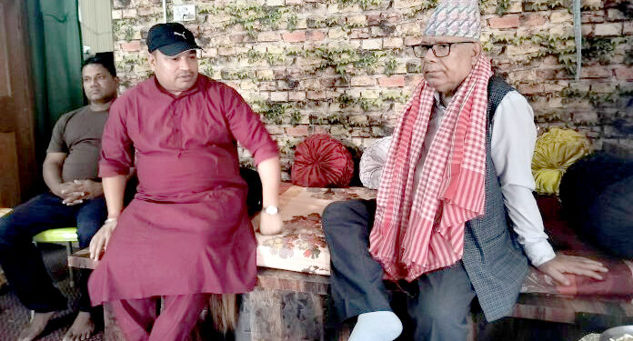 रिहाइपछि नेता मनोज चौधरीलाई भेट्न वीरगंज पुगे माधव नेपाल, पक्राउ प्रकरणबारे लिए जानकारी