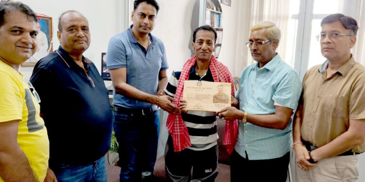 खेलकुद र संगीत क्षेत्रमा योगदान पुर्याउने अशोक प्रधान सम्मानित