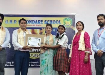 एसईई टपरलाई ल्यापटप उपहार, शिक्षकलाई नगद पुरस्कार