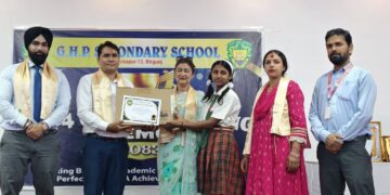 एसईई टपरलाई ल्यापटप उपहार, शिक्षकलाई नगद पुरस्कार