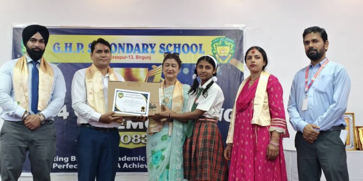 एसईई टपरलाई ल्यापटप उपहार, शिक्षकलाई नगद पुरस्कार