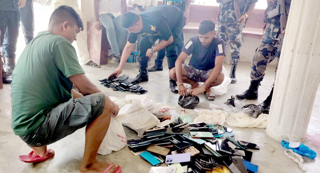 परीक्षा अनुशासनको नाममा एक करोड बढीकाे मोबाइल ध्वस्तः सिरहा प्रशासनको निर्णय विवादमा