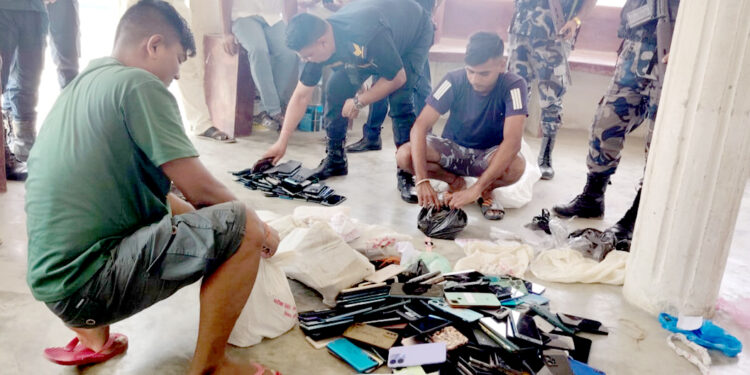 परीक्षा अनुशासनको नाममा एक करोड बढीकाे मोबाइल ध्वस्तः सिरहा प्रशासनको निर्णय विवादमा