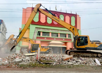 वीरगंज मुख्यक सडक विस्तारः अतिक्रमित संरचना हटाउने अभियान जारी