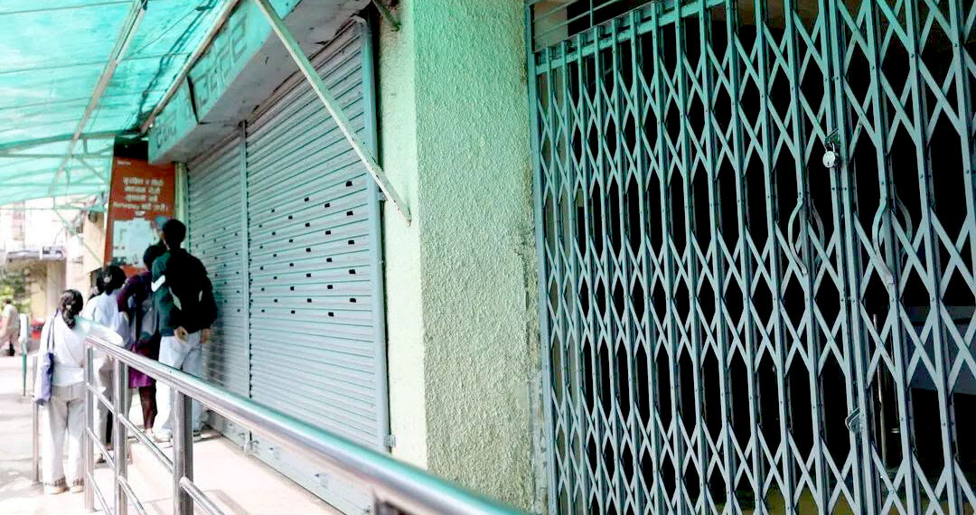 चिकित्सकमाथि आक्रमण र प्रहरी दुर्व्यवहारको विरोधमा देशभर आकस्मिकबाहेक सेवा ठप्प