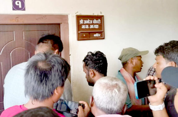 जनतासँग संवादमा नआएपछि जिराभवानी गाउँपालिका अध्यक्षको कार्यकक्षमा ताल्चा