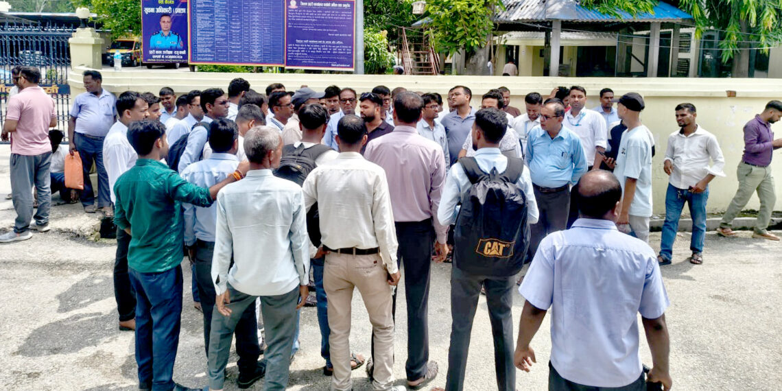 कर्मचारी कुटिएको विरोधमा कालिकामाई गा.पा. तीन दिनदेखि ठप्पः जाहेरी दर्ता नभएको भन्दै धर्ना