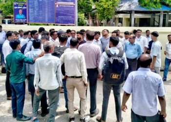 कर्मचारी कुटिएको विरोधमा कालिकामाई गा.पा. तीन दिनदेखि ठप्पः जाहेरी दर्ता नभएको भन्दै धर्ना
