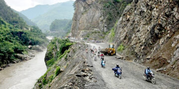 पहिरोको जोखिम बढेपछि अर्को सूचना नभएसम्म नारायणगढ-मुग्लिन सडकखण्ड बन्द